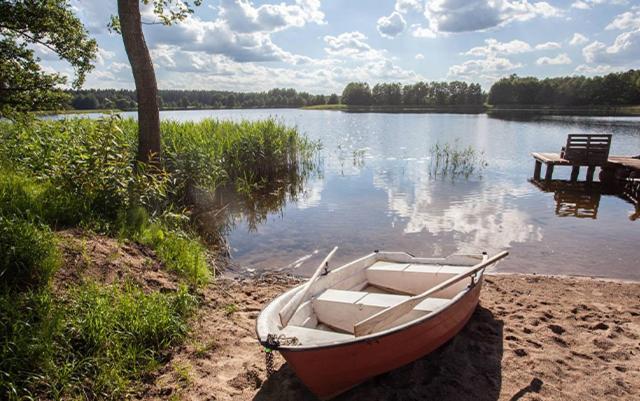 Domwigierski: Lakeside Comfort Farm with Private Beach and Sauna Wysoki Most  Exterior photo